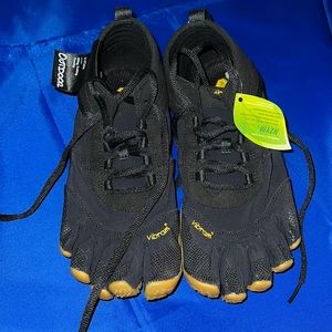 Women’s  New Vibram five fingers  Shoes V-Trek color black and gum size 9.5- 10